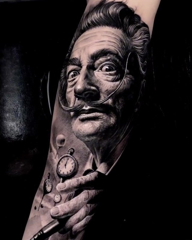 Salvador Dalí portresi – siyah-gri realizm dövme, Alexandr Doronin, InkBlaze Ankara