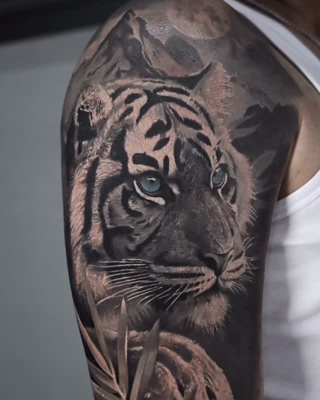 Kaplan – siyah-gri realizm dövme, Benjamin, InkBlaze Ankara