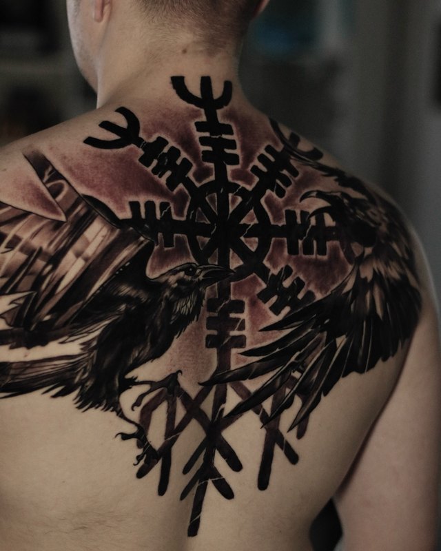 Kargalar ve vegvísir, sırt – siyah-gri realizm dövme, Benjamin, InkBlaze Ankara
