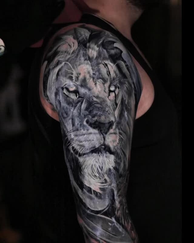 Aslan – siyah-gri realizm dövme, Kirill Lee, InkBlaze Ankara