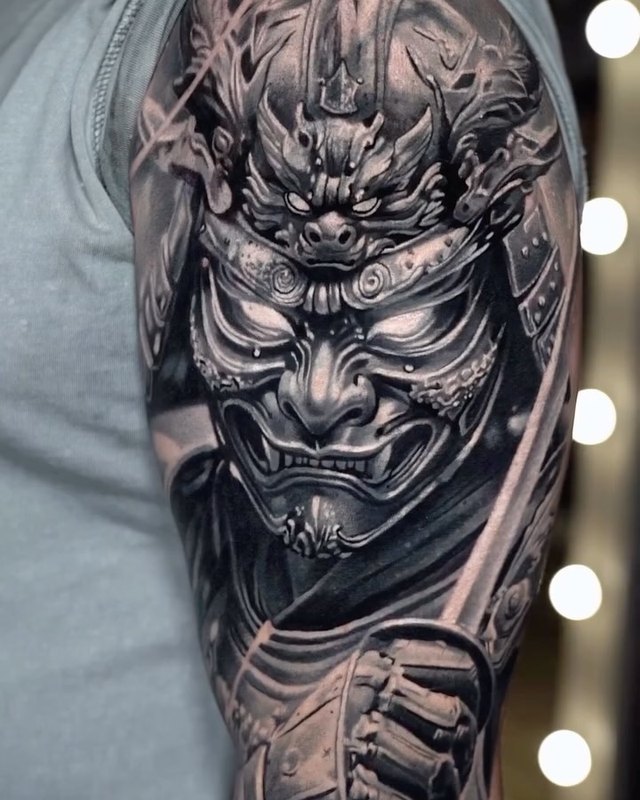 Samuray maskesi, kapatma – siyah-gri realizm dövme, Sergey (RS Tattoo), InkBlaze Ankara