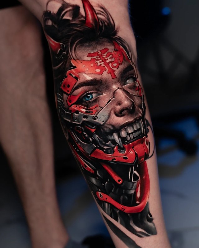 Kırmızı siborg – renkli realizm dövme, Sergey (RS Tattoo), InkBlaze Ankara