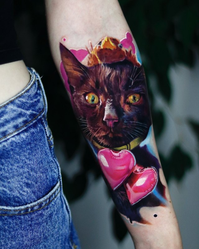 Kedi ve kalpler – renkli realizm dövme, Valentin, InkBlaze Ankara
